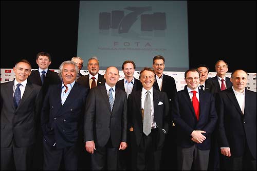 Групповая фотография FOTA на церемонии открытия офиса в Женеве