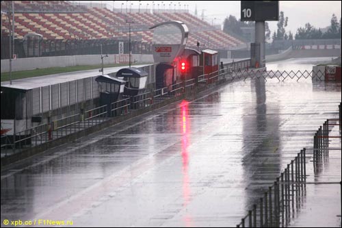 Дождь на майских тестах в Барселоне 2007 года...