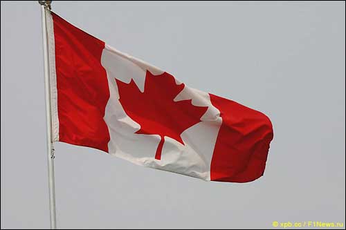 Канадский флаг над автодромом имени Жиля Вильнева