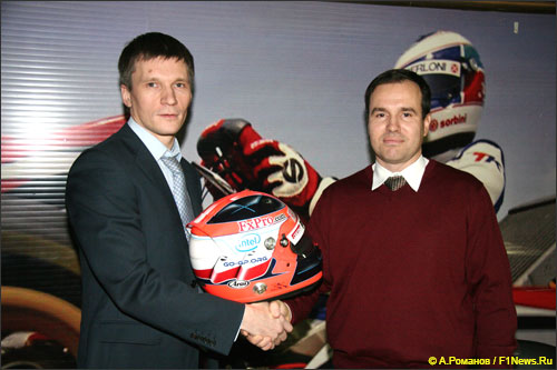 Дмитрий Костин, глава представительства FxPro в России, и победитель Конкурса - Дмитрий Радченко