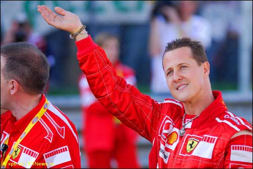 Михаэль приветствует болельщиков в Монце на празднике Ferrari, 2006 г.