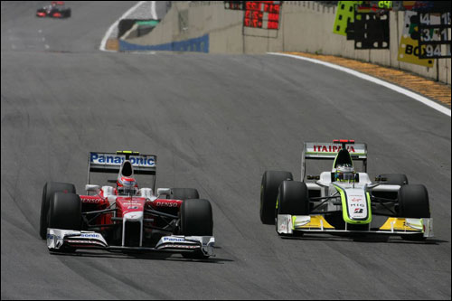 Дженсон Баттон обгоняет Камуи Кобаяши, Гран При Бразилии, 2009 г.