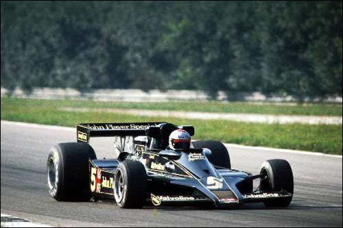 Победитель Гран При Италии 1977 года Марио Андретти