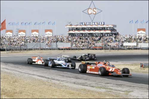 Жиль Вильнев опережает квартет соперников на финише Гран При Испании 1981 года