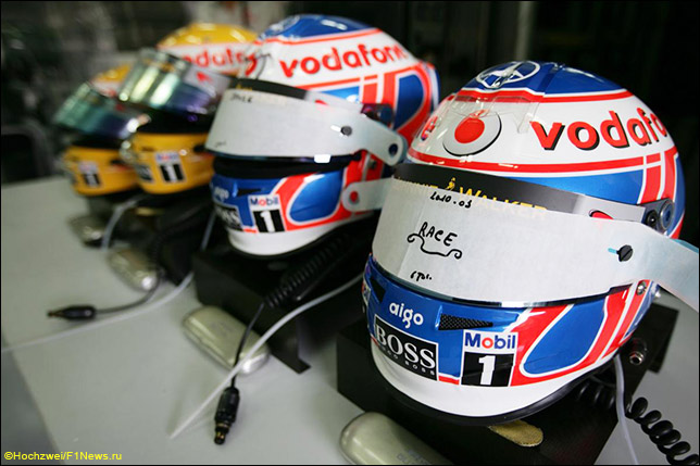 Шлемы Дженсона Баттона и Льюиса Хэмилтона на презентации McLaren