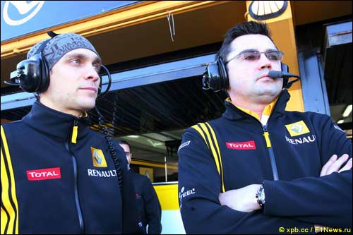 Виталий Петров и руководитель Renault F1 Эрик Буйе