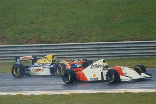 Айртон Сенна опережает Дэймона Хилла в споре за победу в Гран При Бразилии 1993 года