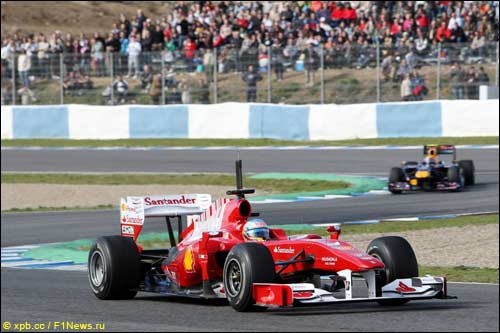 Фернандо Алонсо на тестах в Хересе за рулем Ferrari F10