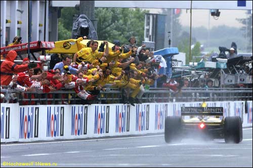 Команда Jordan приветствует победу своего гонщика Хайнца-Харальда Френтцена на Гран При Франции 1999 года