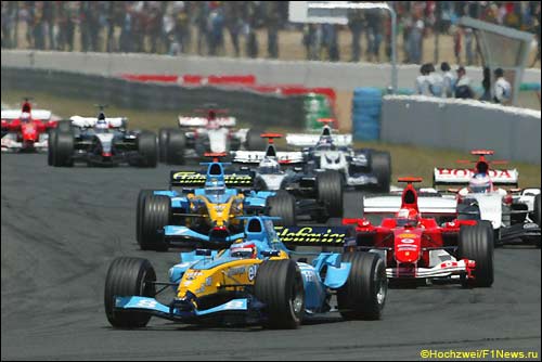 Фернандо Алонсо лидирует на первом круге Гран При Франции'04