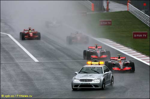Начало Гран При Японии 2007 года - гонщики следуют за машиной безопасности