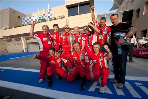 Команда Qi-Meritus радуется победе своего гонщика Луки Филиппи в Бахрейне