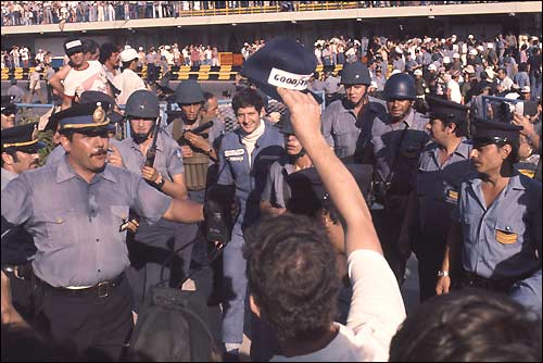 Джоди Шектер в окружении охраны... Гран При Аргентины'77