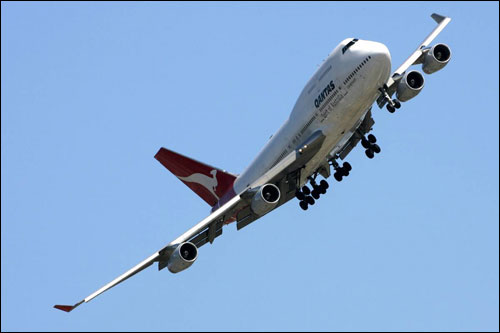 Самолет авикомпании Quantas в небе над Мельбурном