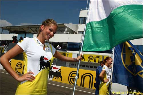 Девушка на стартовом поле Гран При Венгрии