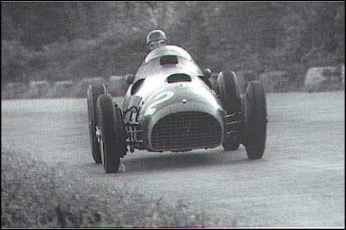 Победитель Гран При Италии 1951 года Альберто Аскари