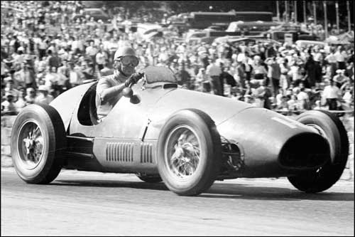 Победитель Гран При Бельгии 1953 года Альберто Аскари