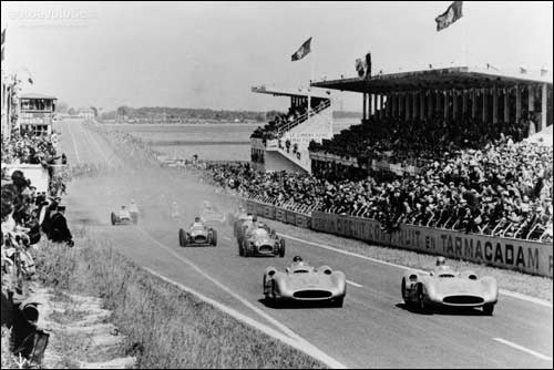 Пилоты Mercedes с самого старта умчались от преследователей на Гран При Франции 1954 года