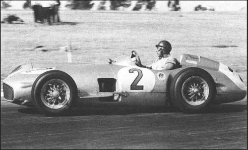 Победитель Гран При Аргентины 1955 года Хуан Мануэль Фанхио