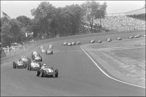 Первый круг гонки 500 Миль Индианаполиса 1957 года (фото Life)