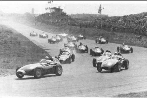 Стирлинг Мосс лидирует в первом повороте Гран При Голландии 1958 года