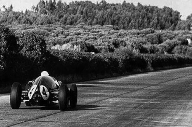 Победитель Гран При Португалии 1959 года Стирлинг Мосс