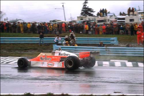 Победитель Гран При США-Восток 1977 года Джеймс Хант
