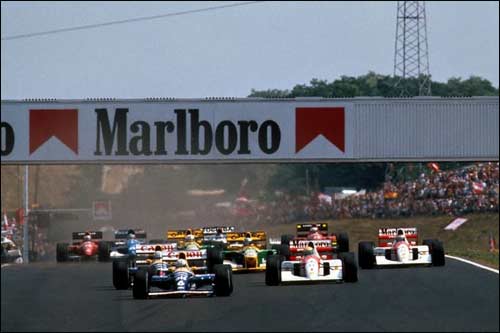Риккардо Патрезе лидирует на старте Гран При Венгрии 1992 года