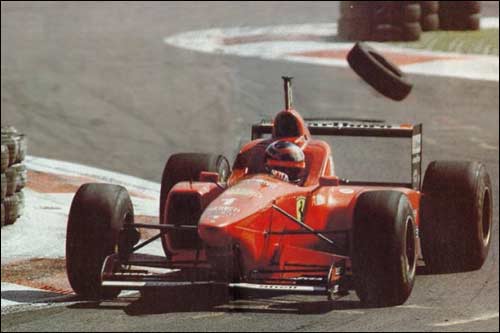 Квинтэссенция Гран При Италии 1996 года - победитель гонки Михаэль Шумахер и скачущие по трассе шины