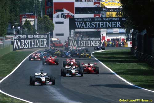 Дэвид Култхард лидирует на старте Гран При Сан-Марино 1998 года