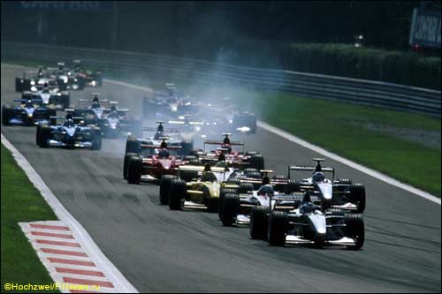 Мика Хаккинен лидирует на старте Гран При Италии 1999 года