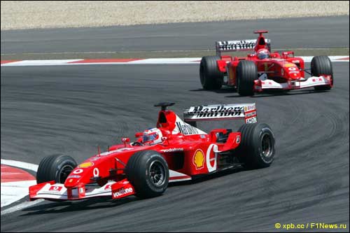 Победитель Гран При Европы 2002 года Рубенс Баррикелло и серебряный призер гонки Михаэль Шумахер
