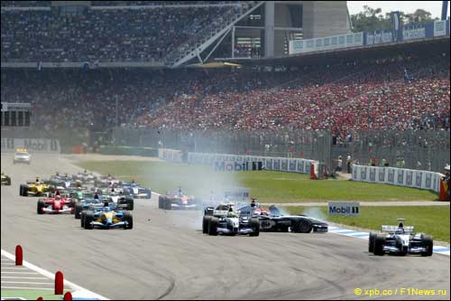 Хаун Пабло Монтояй лидирует на старте Гран При Германии 2003 года. За его спиной столкнулись Рубенс Баррикелло, Ральф Шумахер и 