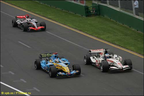 Фернандо Алонсо опережает Дженсона Баттона в споре за победу в Гран При Австралии 2006 года