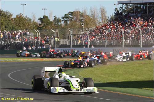 Будущий победитель Дженсон Баттон лидирует на старте Гран При Австралии 2009 года 