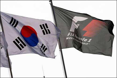 Национальный флаг Кореи и флаг Формулы 1