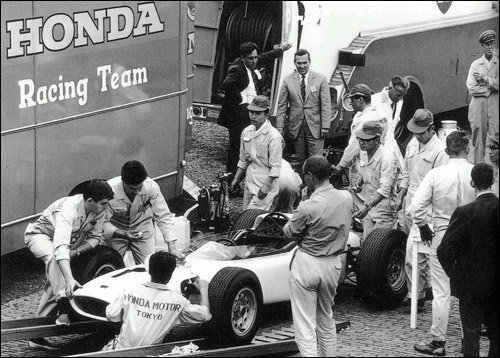 Механики выкатывают Honda RA271 на Гран При Германии 1964 года