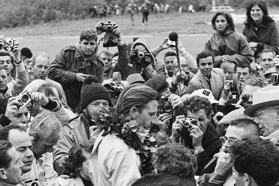 Грэм Хилл в окружении журналистов и поклонников после победы на Гран При США 1965 года