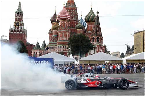 Дженсон Баттон за рулем McLaren во время Moscow City Racing 2010