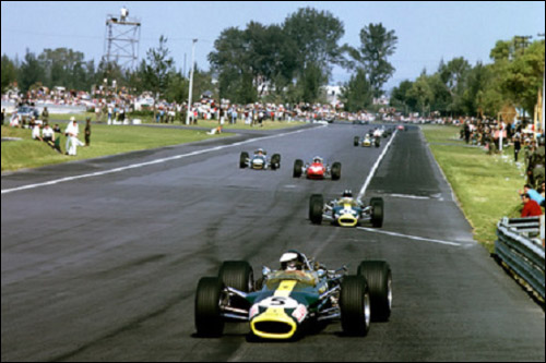 Джим Кларк лидирует в Гран При Мексики 1967 года, Грэм Хилл второй