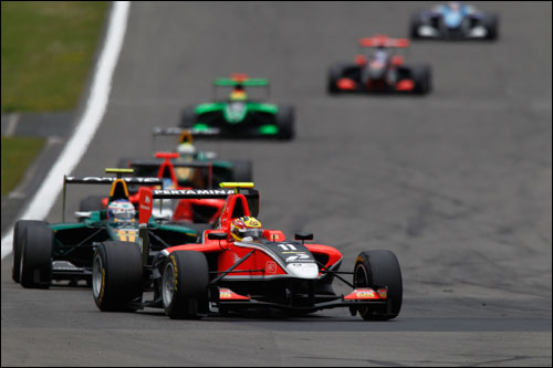 Рио Харьянто на пути к победе в субботней гонке GP3 на Нюрбургринге