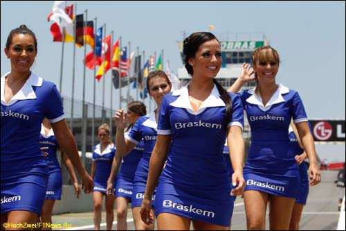 Девушки на стартовом поле Гран При Бразилии