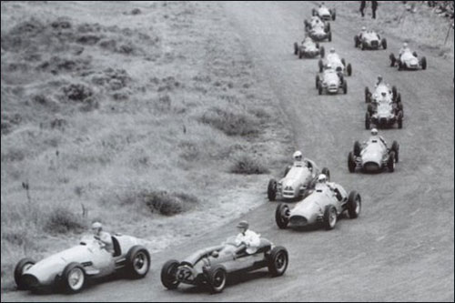 Старт Гран При Голландии 1952 года. Майк Хоторн пытается навязать борьбу Альберто Аскари