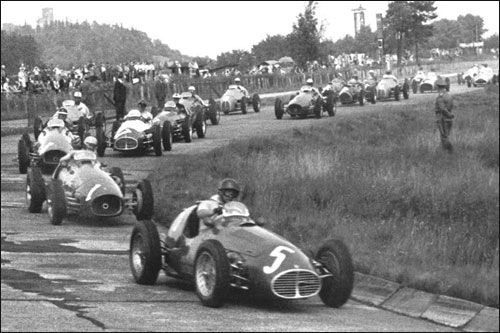 Хуан-Мануэль Фанхио лидирует на старте Гран При Германии 1953 года, его преследует Альберто Аскари