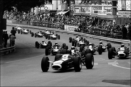Uh'v Хилл лидирует на старте Гран При Монако 1965 года
