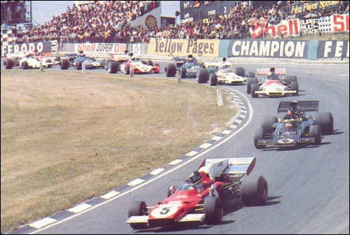 Жаки Икс лидирует на старте Гран При Великобритании 1972 года. Следом - будущий победитель Эмерсон Фиттипальди
