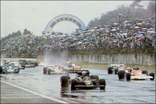 Старт Гран При Японии 1976 года. Впереди - Lotus Марио Андретти и McLaren Джеймса Ханта