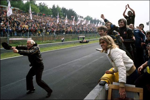 Колин Чемпен приветствует победный дубль своих пилотов на Гран при Бельгии 1978 года