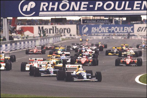 Риккардо Патрезе лидирует на старте Гран При Франции 1992 года