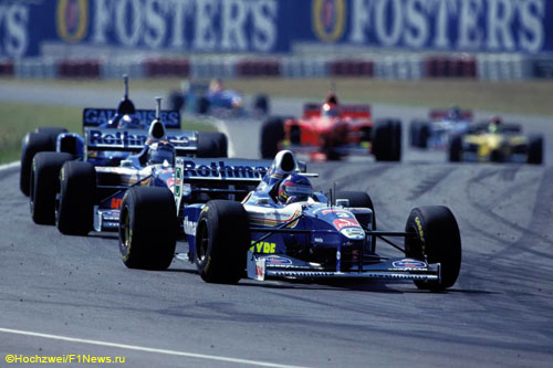 Будущий победитель Жак Вильнёв лидирует на стартовом отрезке Гран При Аргенитины 1997 года